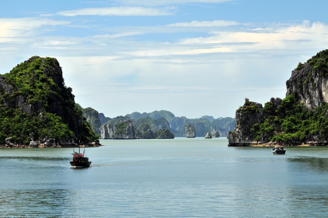 Bai Tu Long Bay on a sunny day 