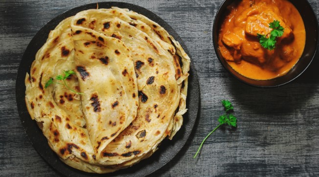 Plate of Indian flatbread served with a curry