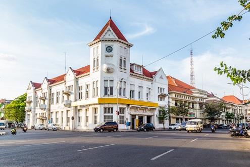 Surabaya's Contrasts Walking Tour
