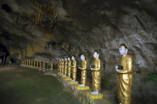 Statues in Sadam Cave