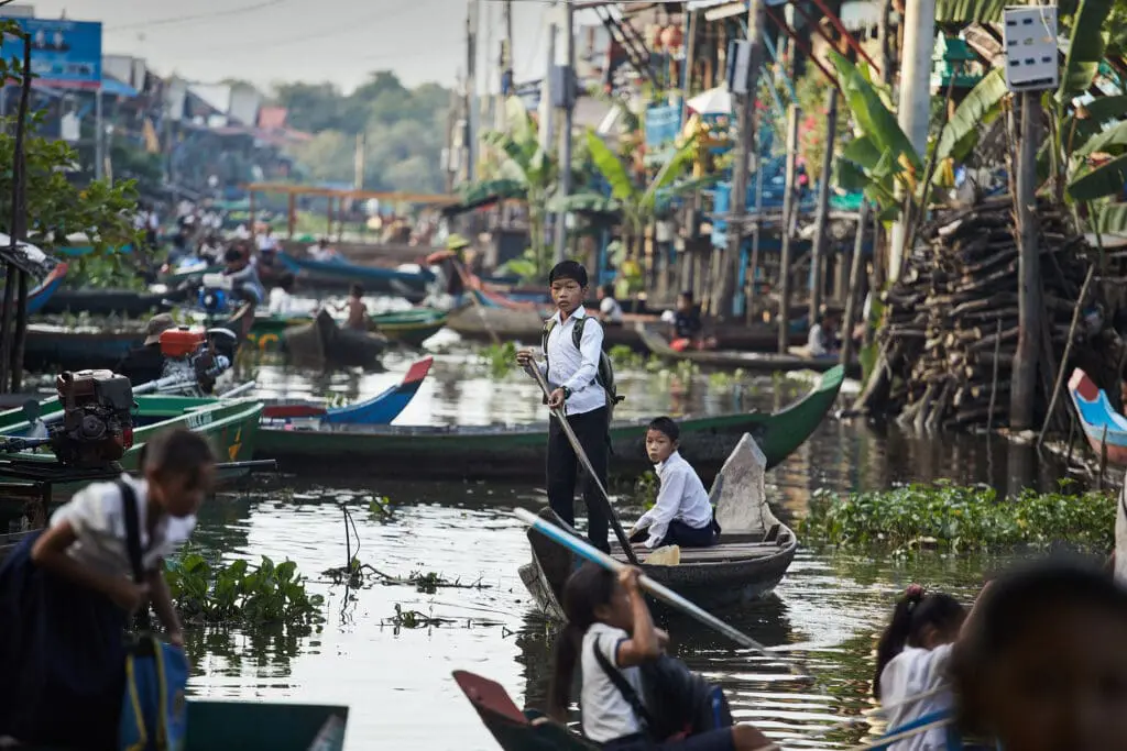 Cambodia - Kids rowing to School