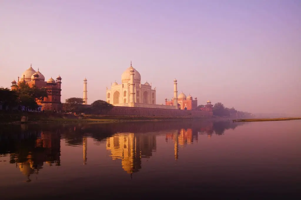 Beautiful scenery of Taj Mahal and a body of water.
