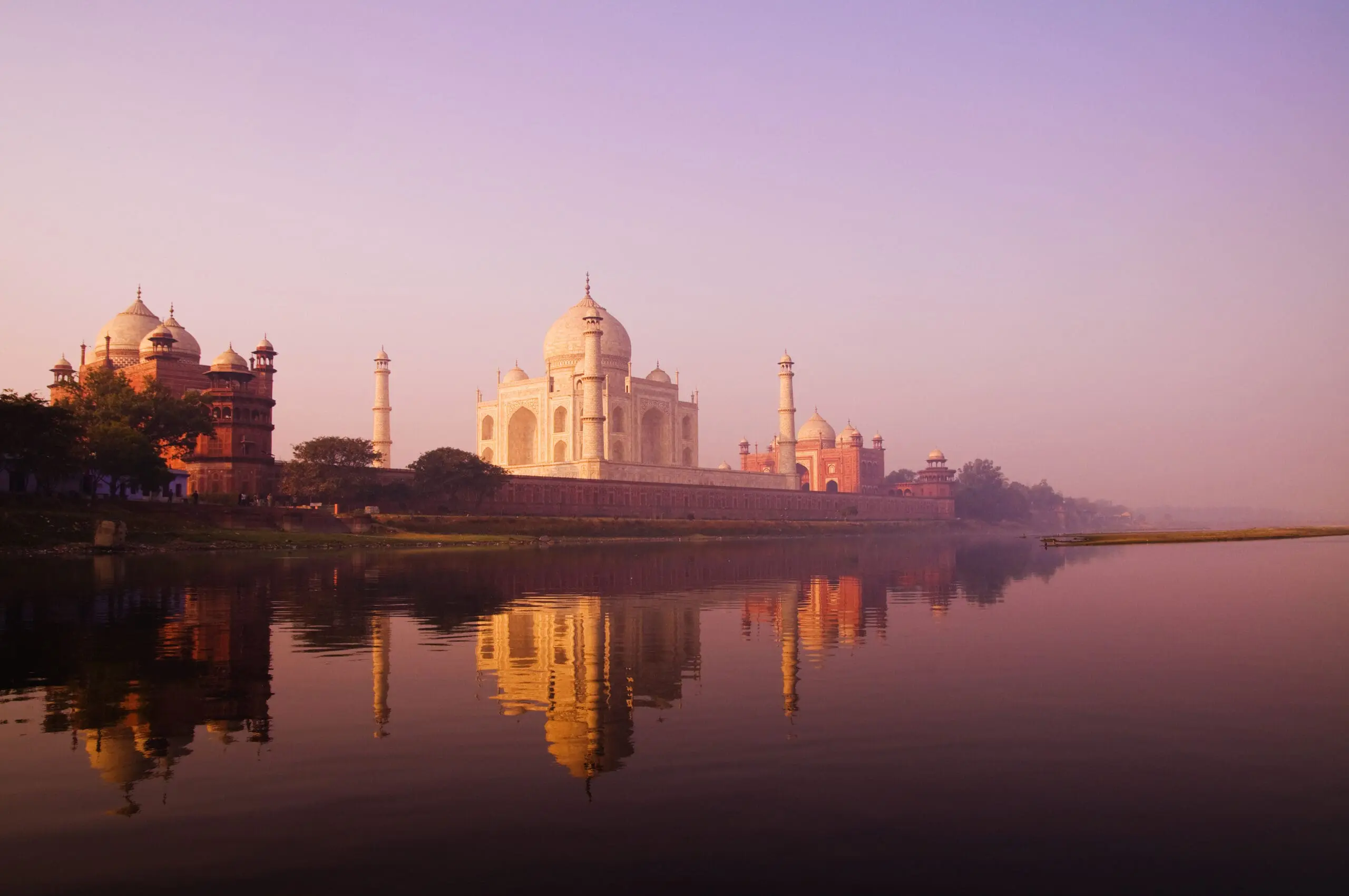 Beautiful scenery of Taj Mahal and a body of water.