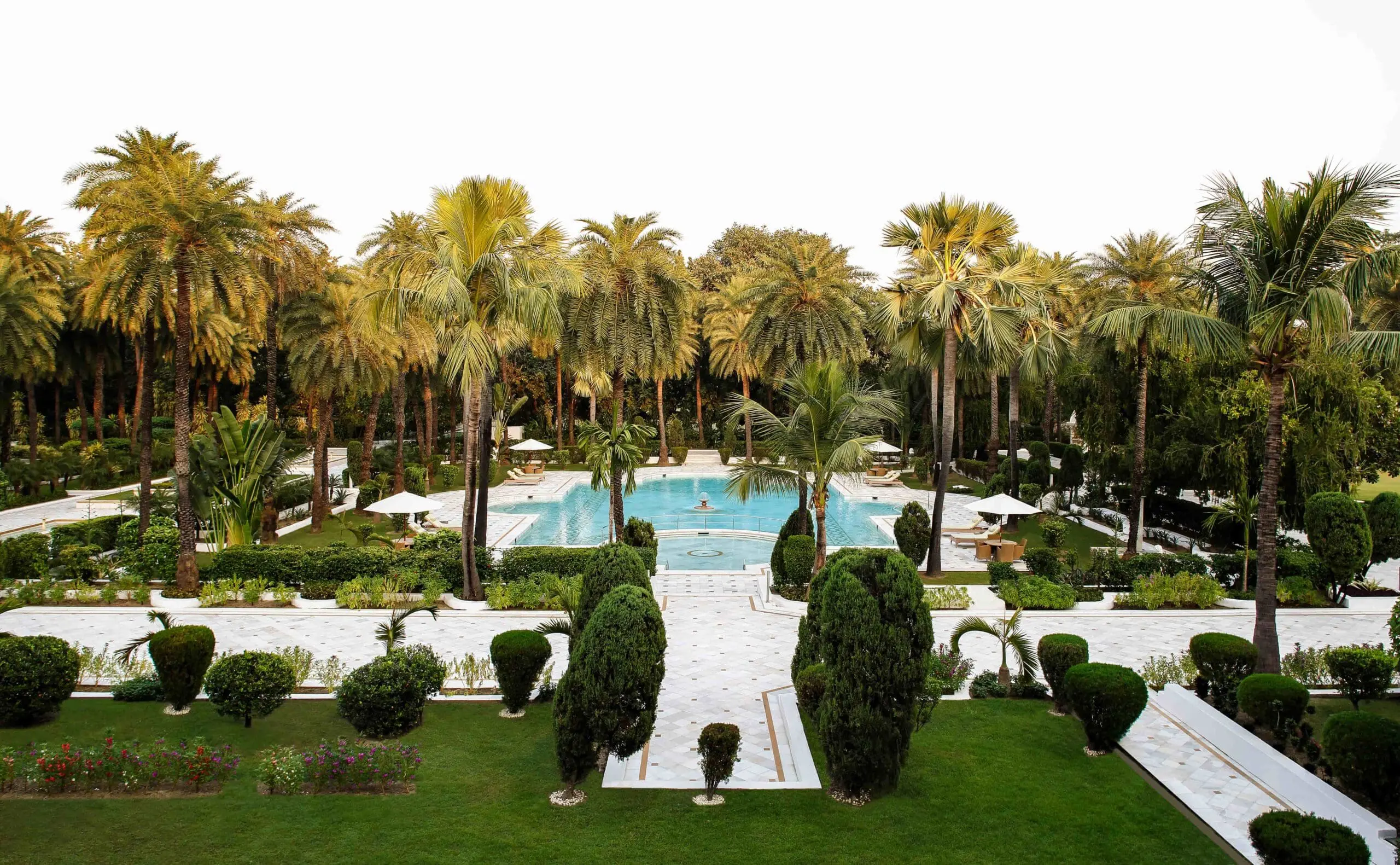 pool at taj mahal lucknow