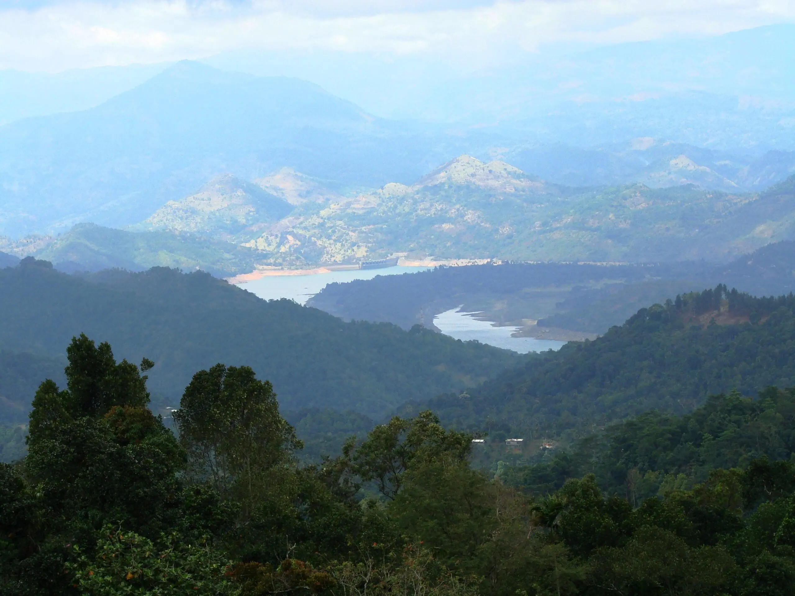 Towards Victoria Lake