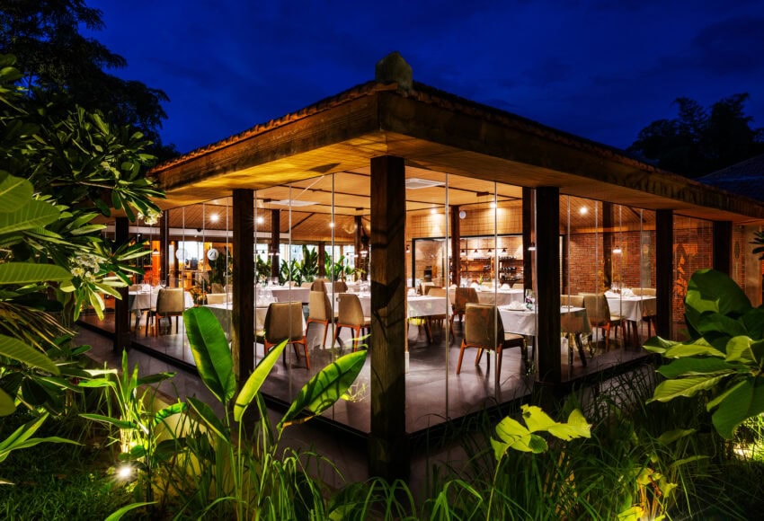 farmhouse smiling gecko's restaurant at night