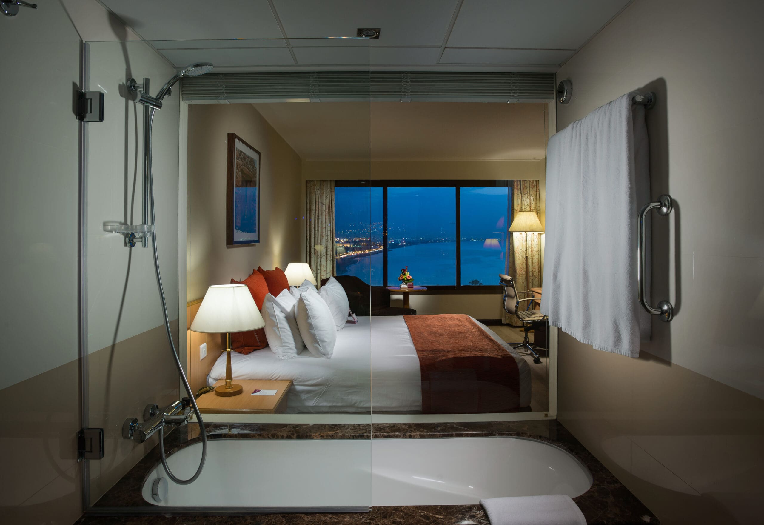 Crowne Plaza Muscat room