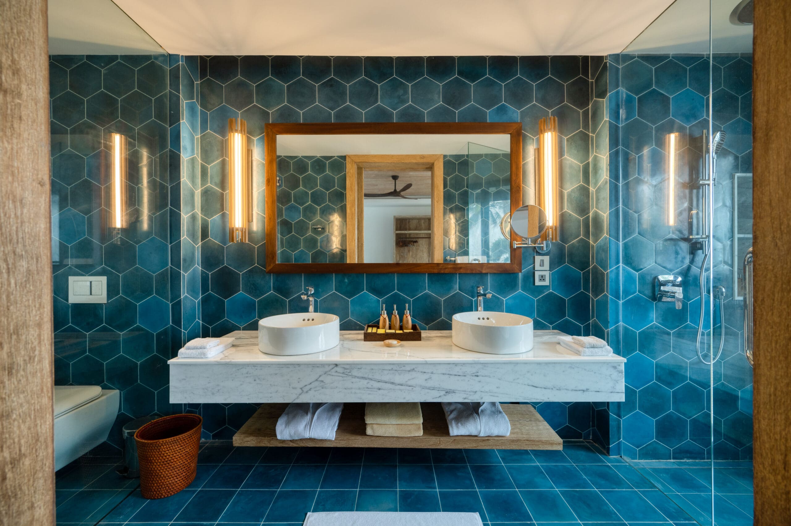 Blue bathroom in Ahu Bay