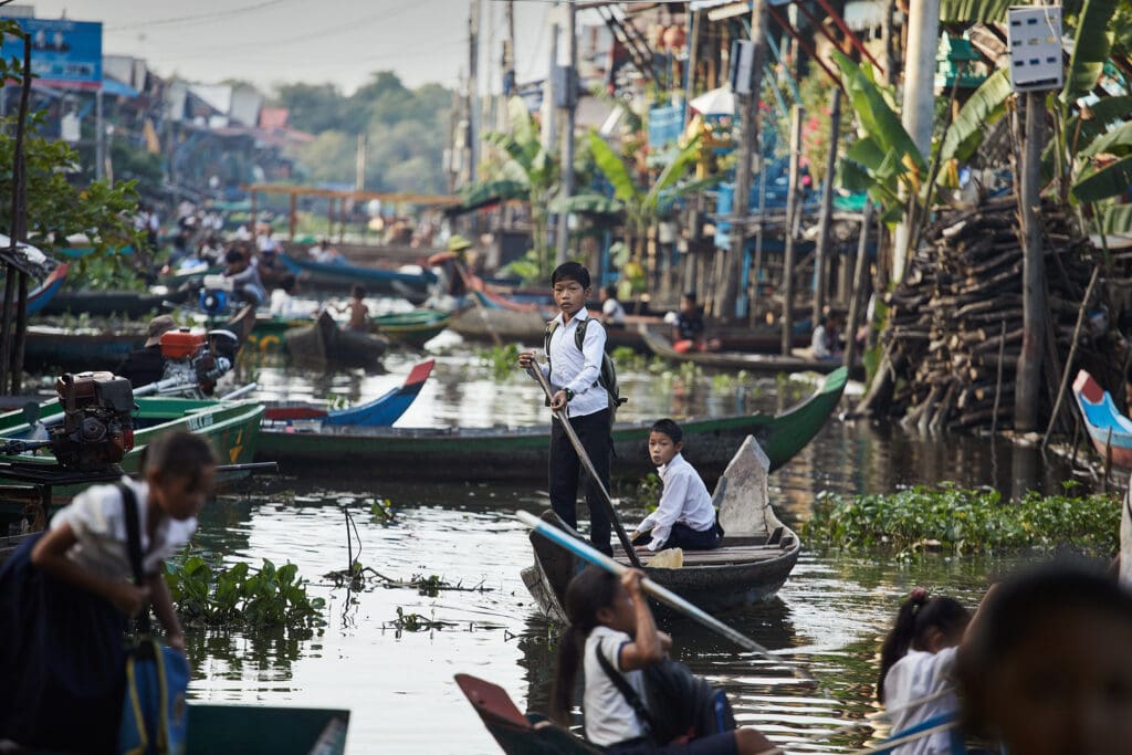 Cambodia - Kids rowing to School