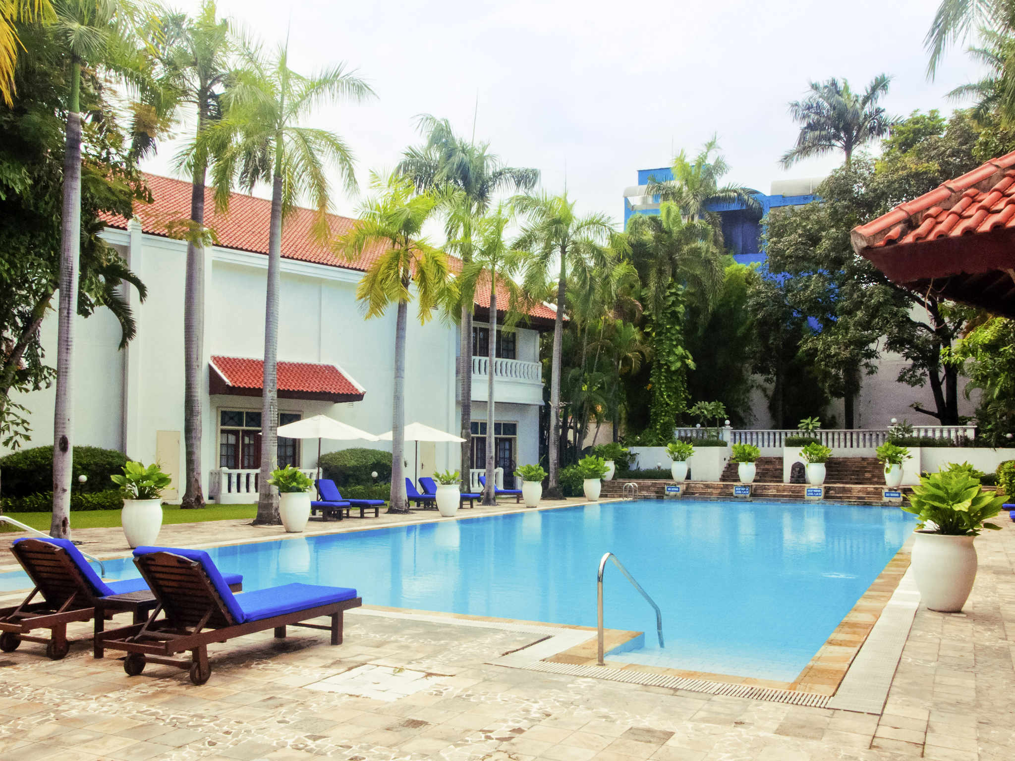 Hotel Majapahit Surabaya pool