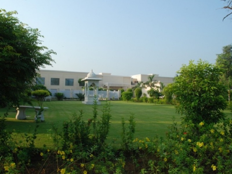 garden at lalit temple view, khajurago