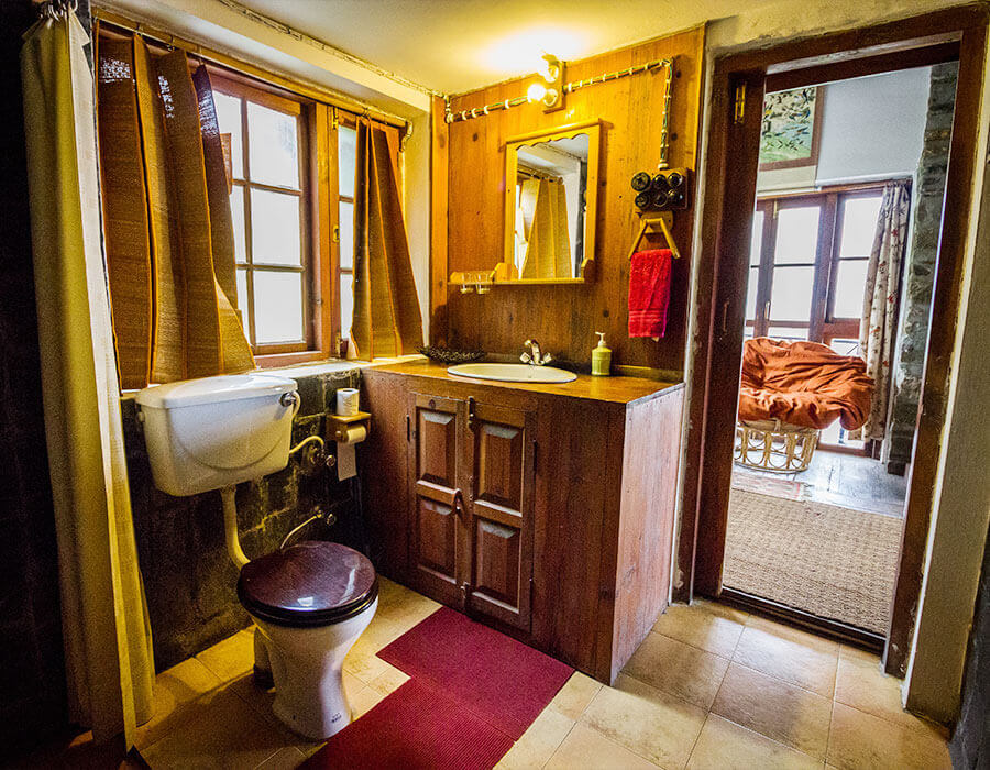 bahtroom at jungle lore birding lodge