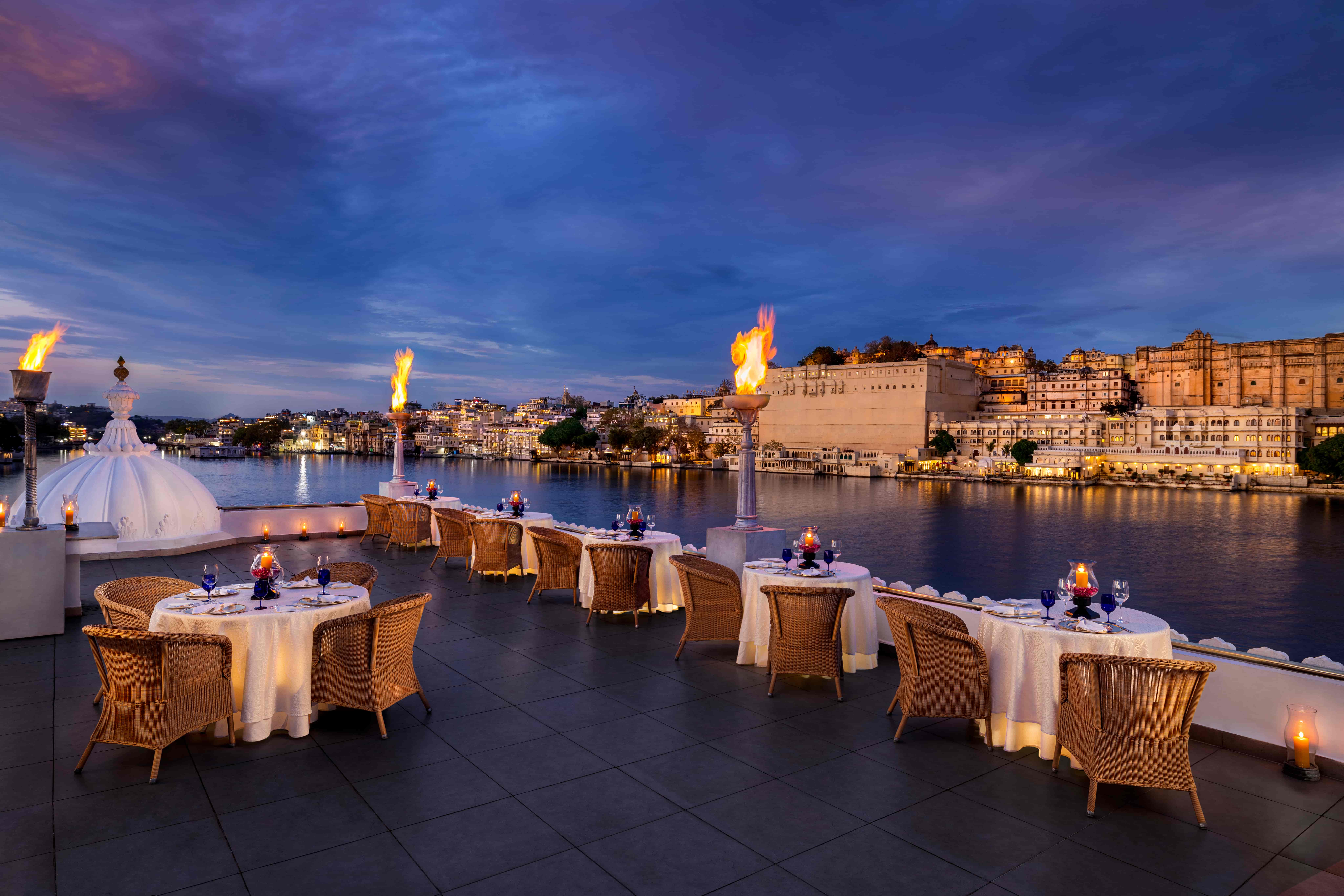 lakeside dining at taj lake palace
