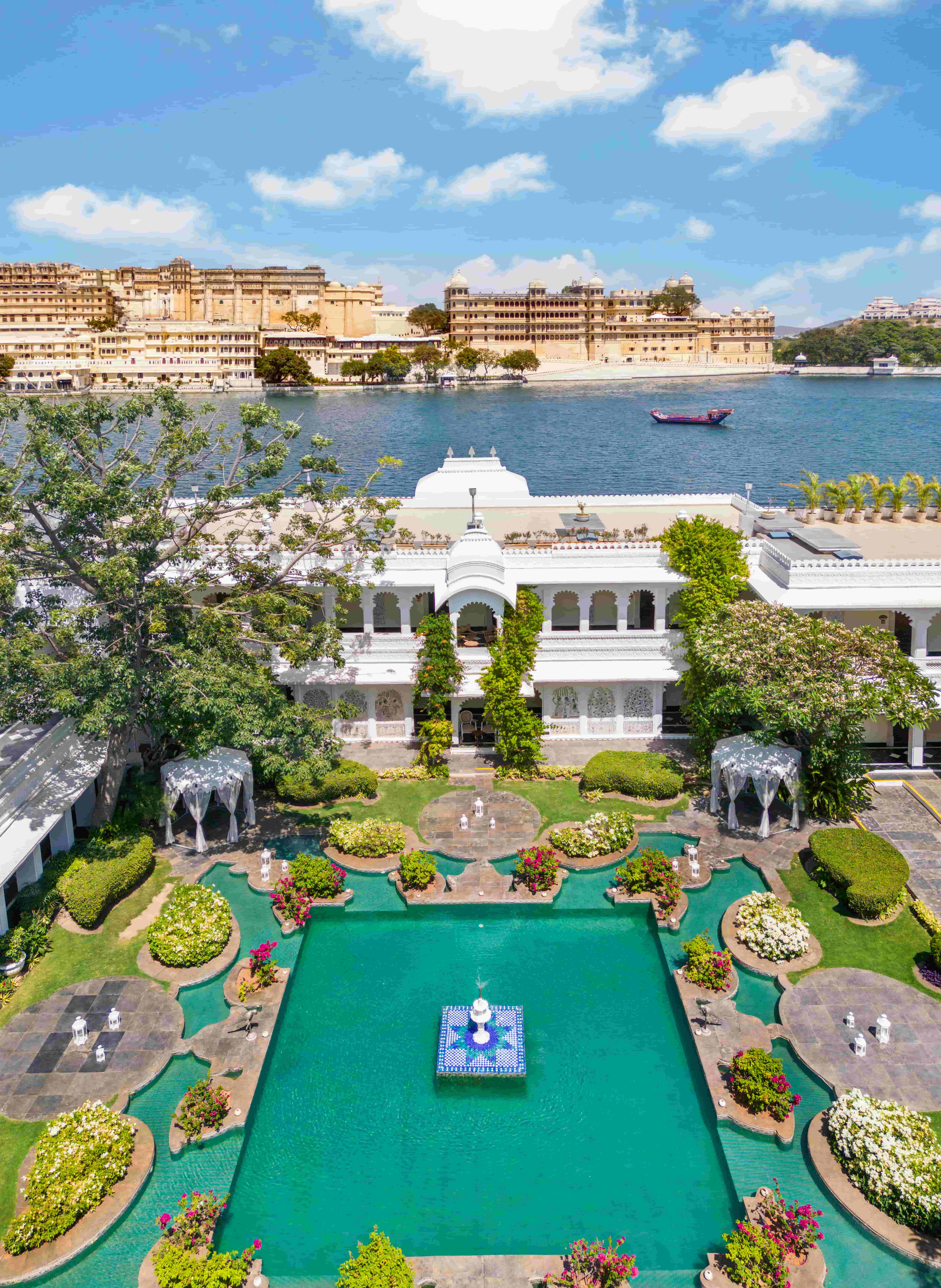 pool at taj lake palace