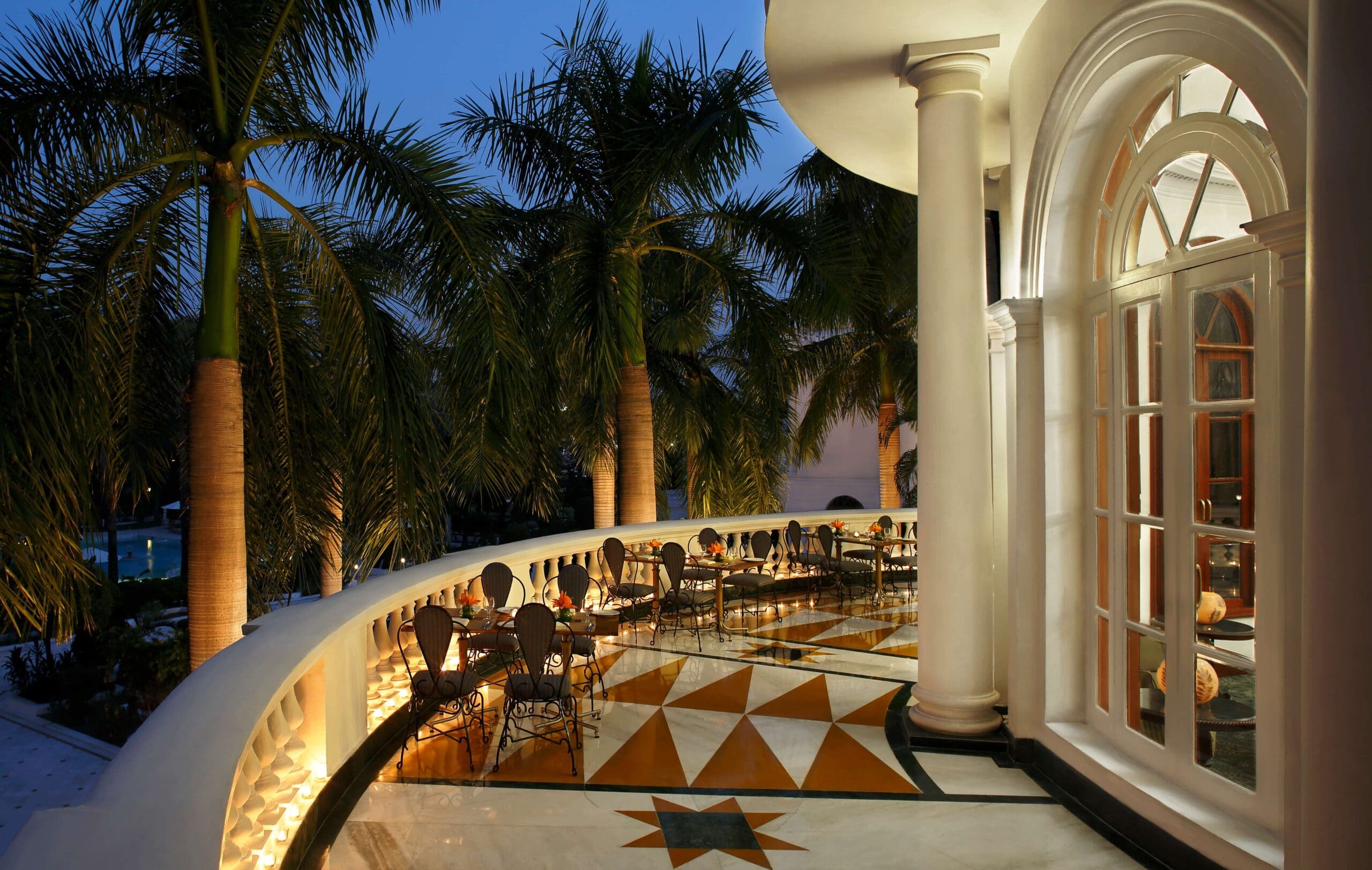 balcony at taj mahal lucknow