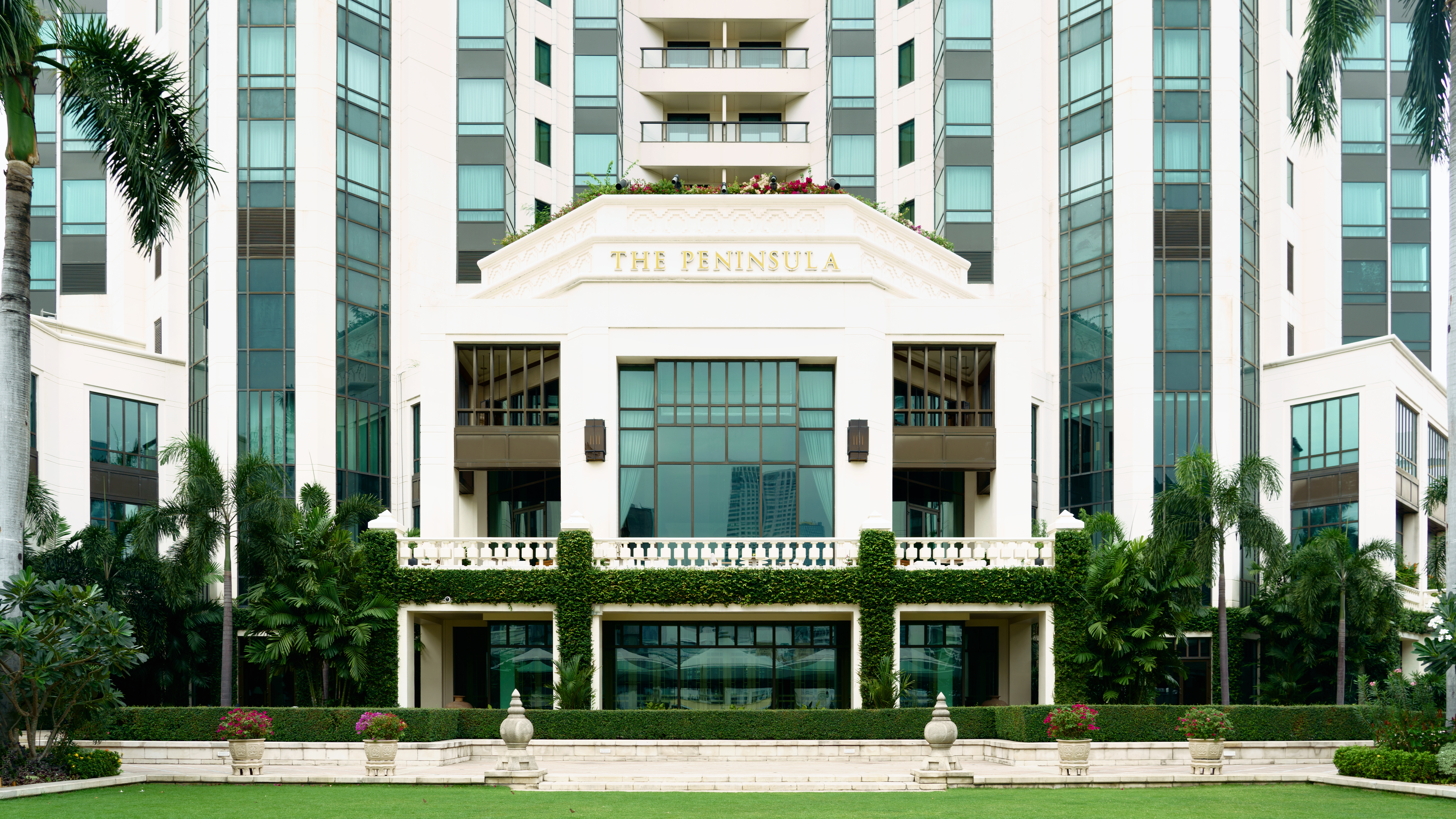 Peninsula Bangkok hotel exterior of lawn