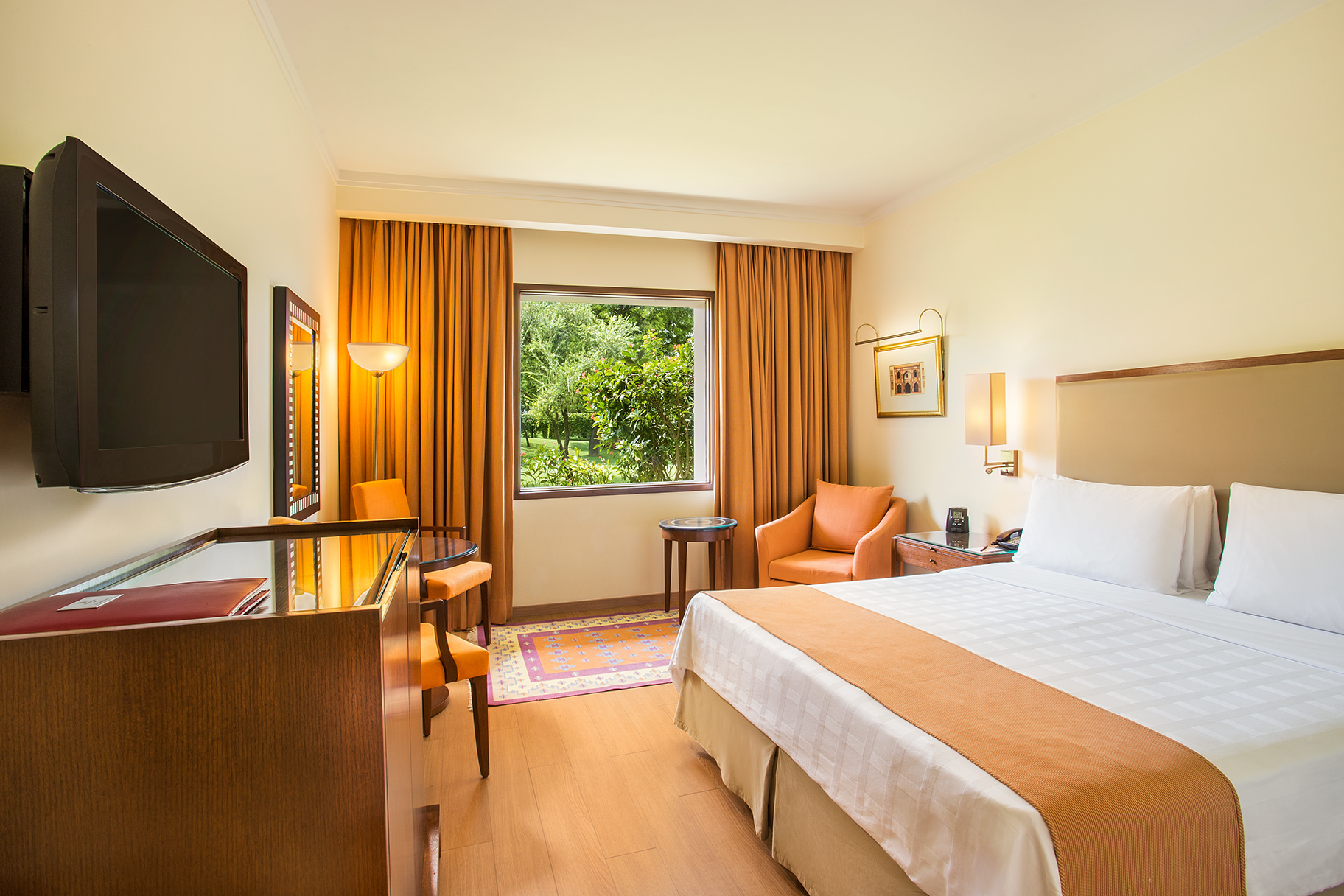 bedroom at trident agra