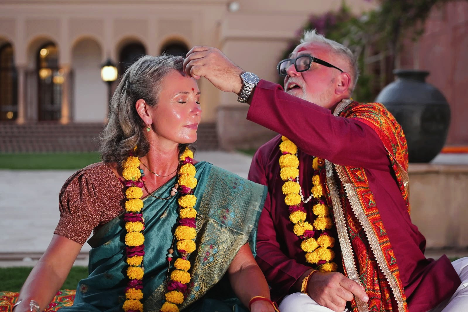 couple in India at Oberoi Amarvilas Agra