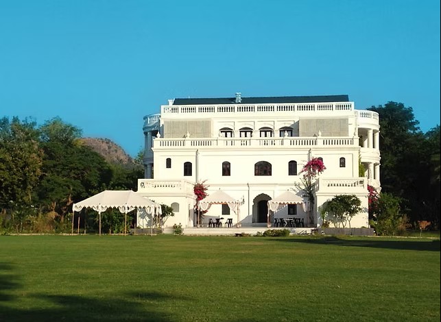 exterior of kathiwada raj mahal