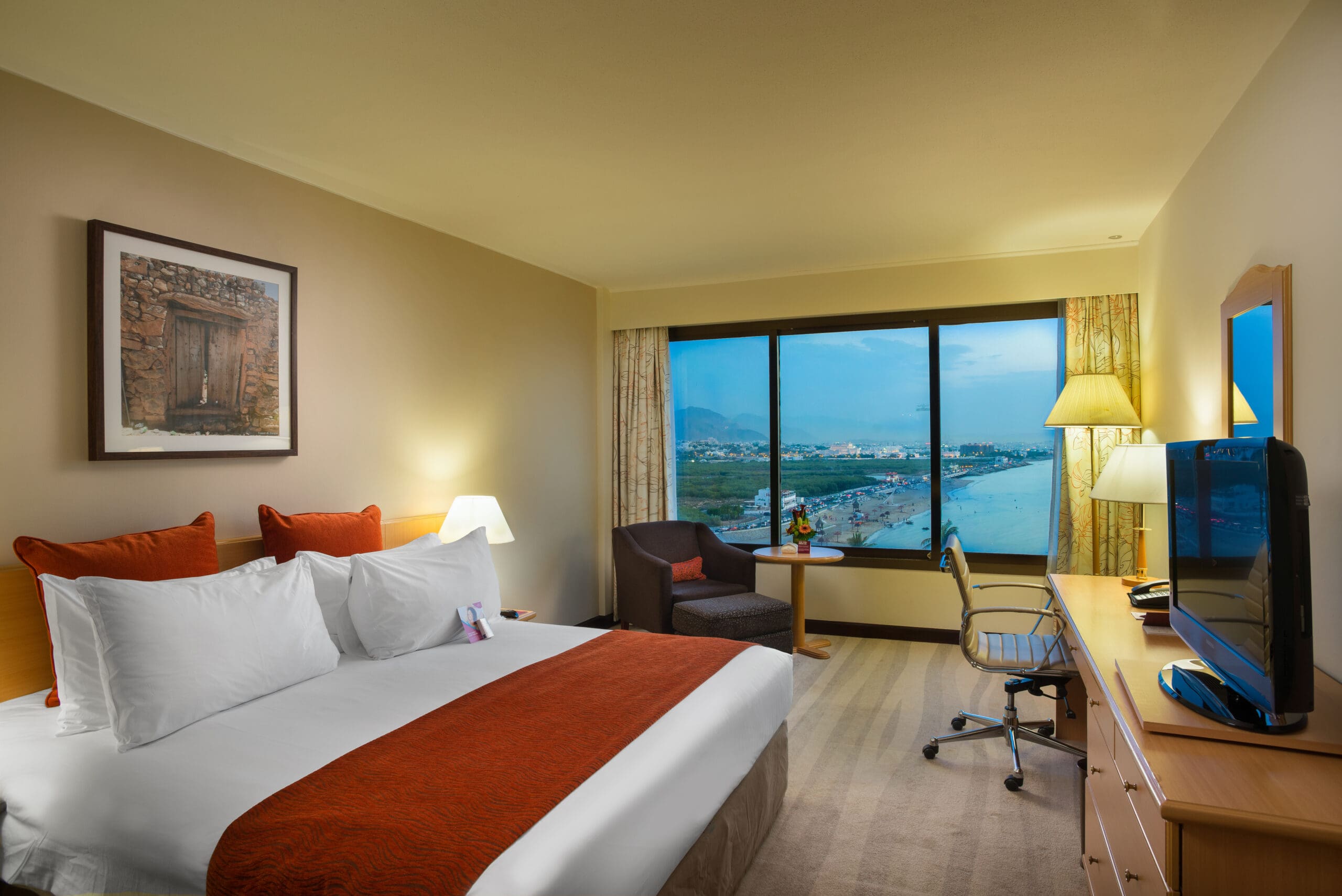 Crowne Plaza Muscat sea room king