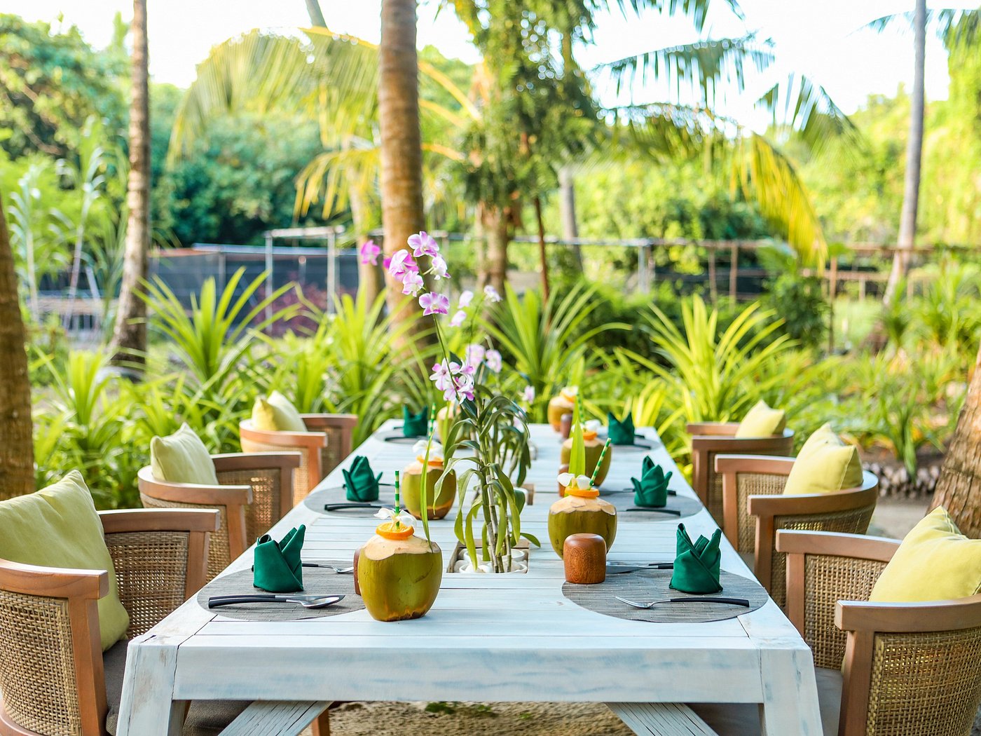 outdoor table at vakkaru maldives restaurant